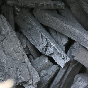 lump-charcoal-vs-briquettes.jpg